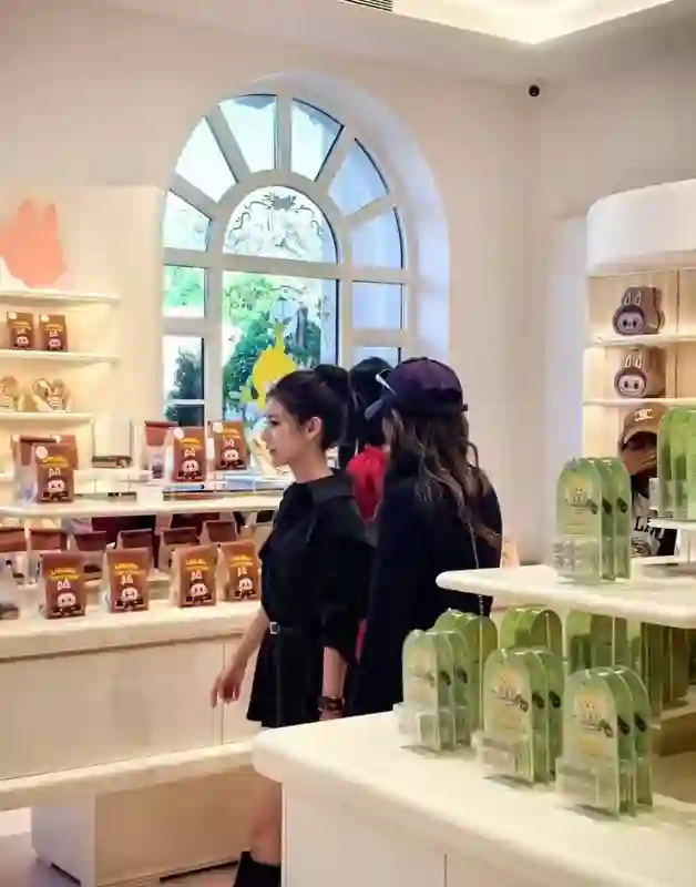 马筱梅携<em>小玥儿</em>现身甜品店，低声交谈十分低调