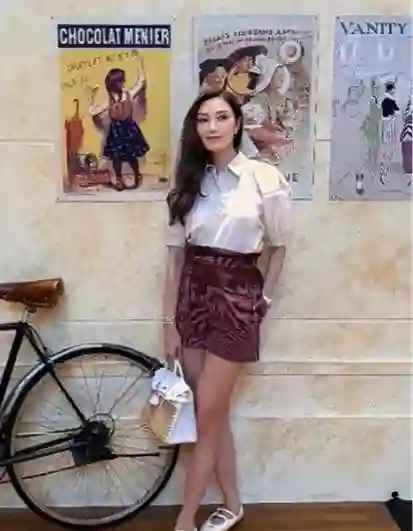 李嘉欣闪现新加坡！晒港风美照大秀魔鬼身材，20岁既视感绝了！
