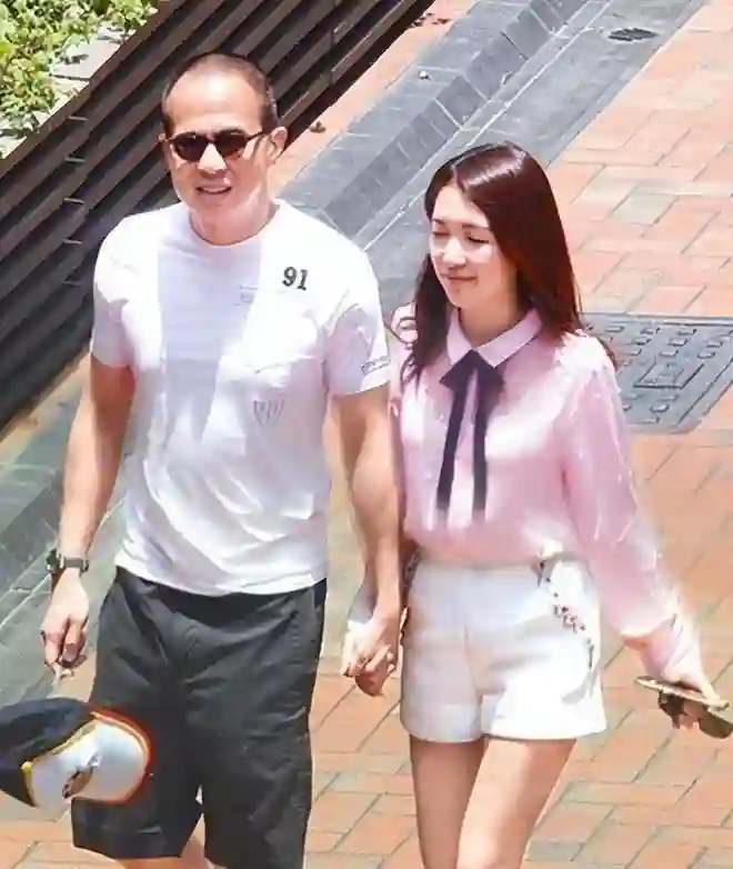 郭嘉文开美甲店生意火爆，在维港豪宅内宴请宾客，李泽楷未现身