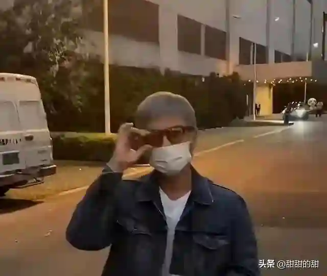 45岁邓超断崖式衰老，满头白发！孙俪笑他活成了艺术大师！