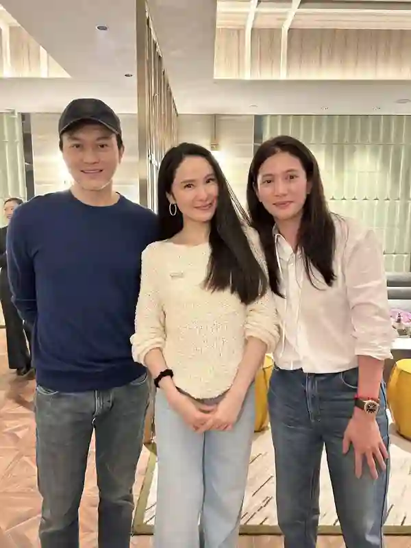 54岁张智霖在香港，和富婆吃海鲜大餐，胡须花白，脸和身材都超好