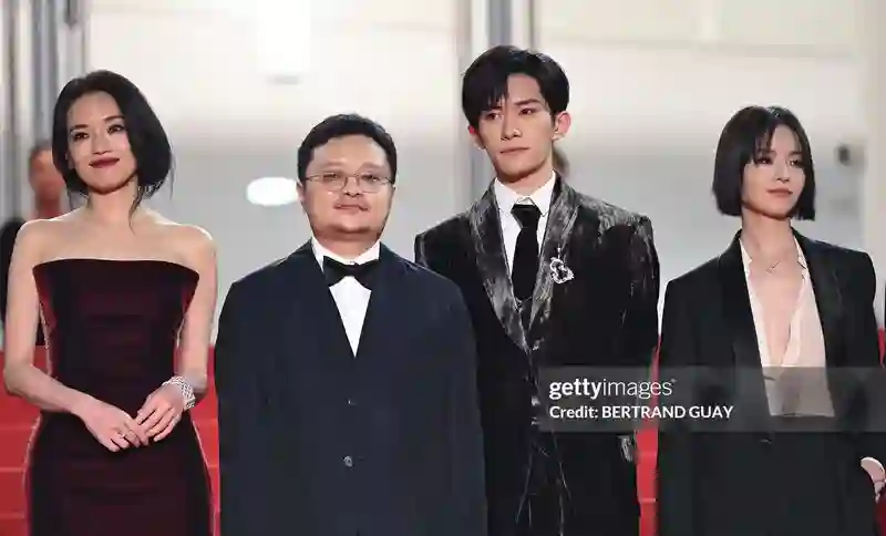 《狂野时代》戛纳首映口碑释出 易烊千玺一人分饰五角