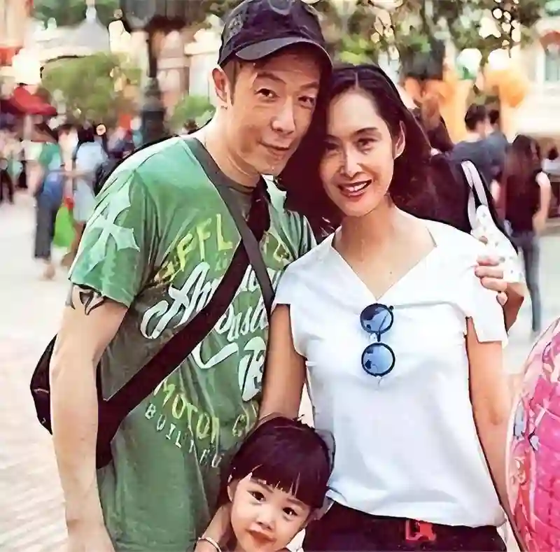 哇塞！52岁朱茵竟住深山陋屋开旧车，活成娱乐圈李子柒，太意外啦