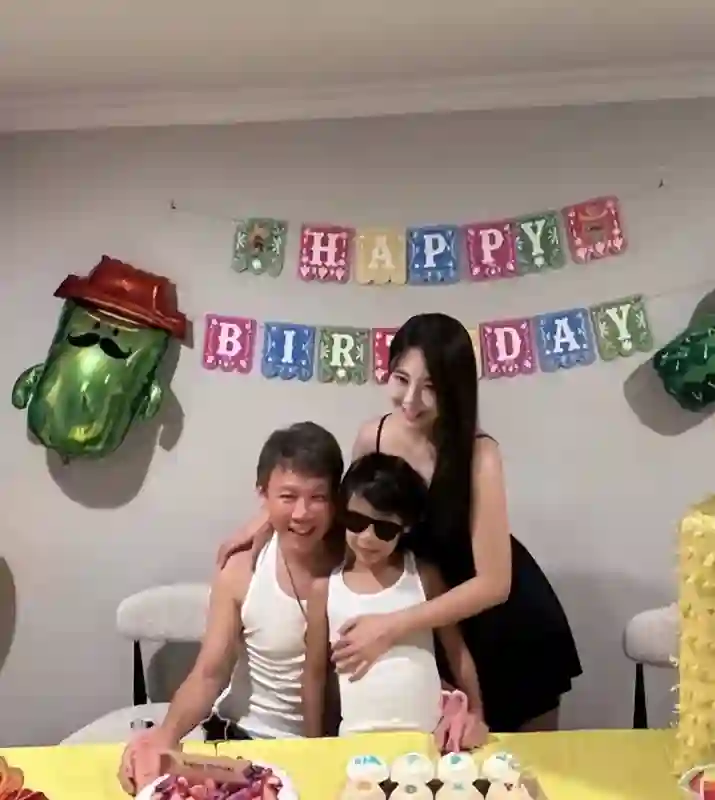 56岁陶喆在美国庆生，脸上胶质感很重认不出，小18岁老婆又美又嫩