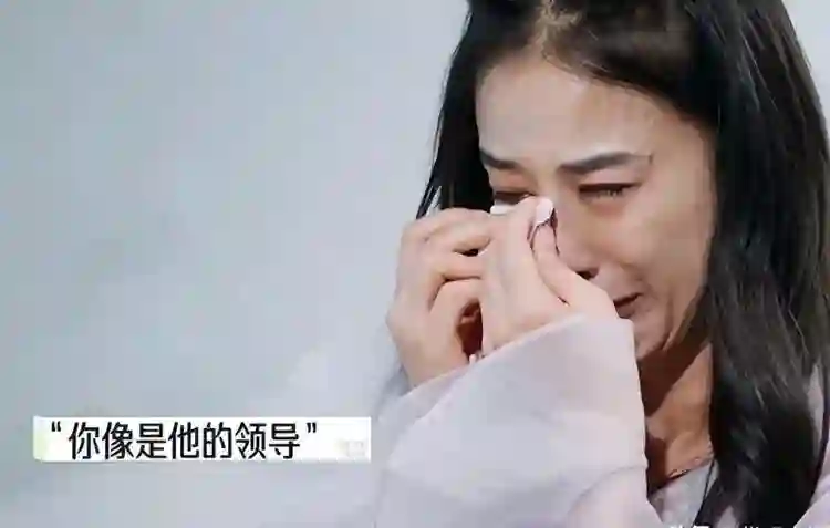黄圣依近况曝光，打扮一言难尽，裙摆全是褶，网友：像穿了个麻袋