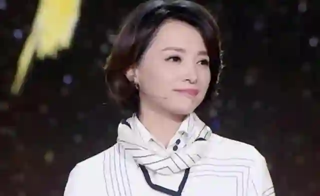 密春雷风波过后，董卿近况曝光，被搀扶走出医院 如今处境早有预兆