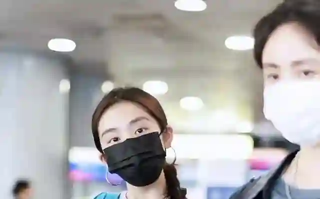 黄多多回国生图曝光！比孙莉矮半个头却美上热搜，口罩也难挡气质