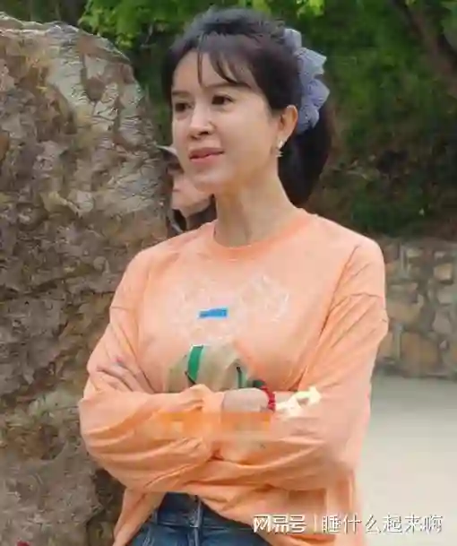 曝50岁金巧巧现身蓟县，脸瘪嘴巴歪，医美老和自然老的差距好明显