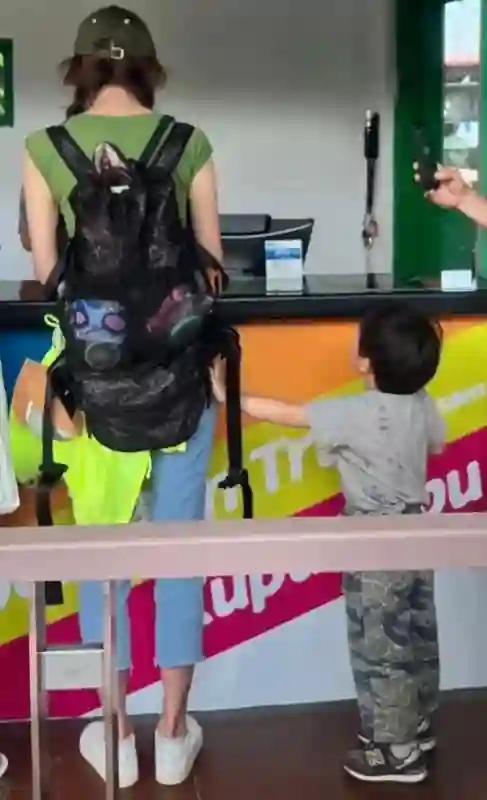 51岁林志玲现身新加坡，打扮清纯像大学生，3岁儿子长势太猛了