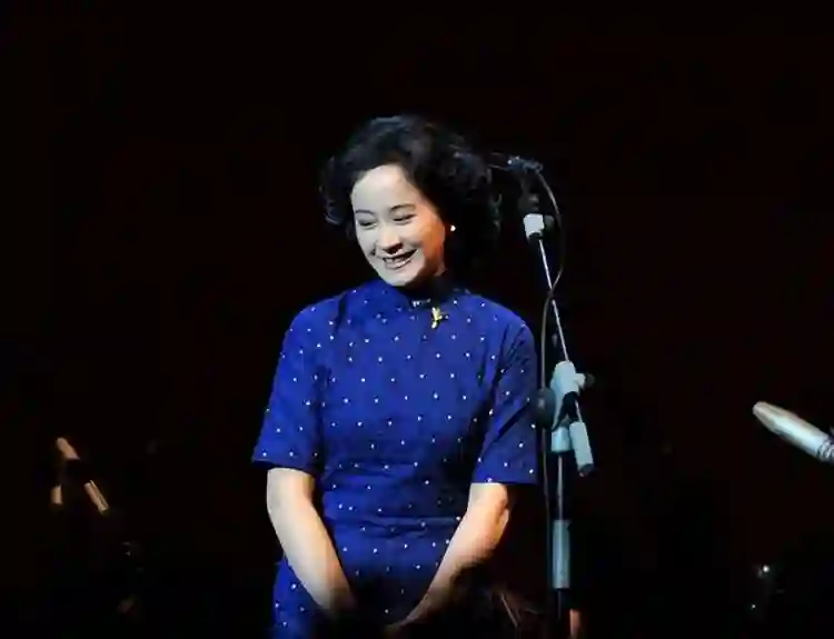 嫁大13岁名导被捧红，丈夫病逝后不愿再演戏，今55岁未婚无子嗣