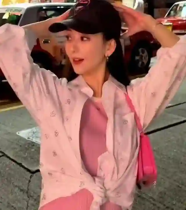 方媛带娃看郭富城演唱会，孕味十足圆润一圈，俩女儿侧脸像爸爸
