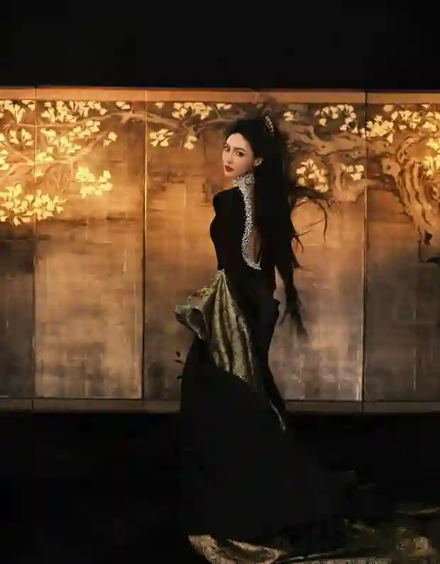 唐嫣身着修身黑裙勾勒曼妙曲线，鎏金眼妆解锁酷飒高级感