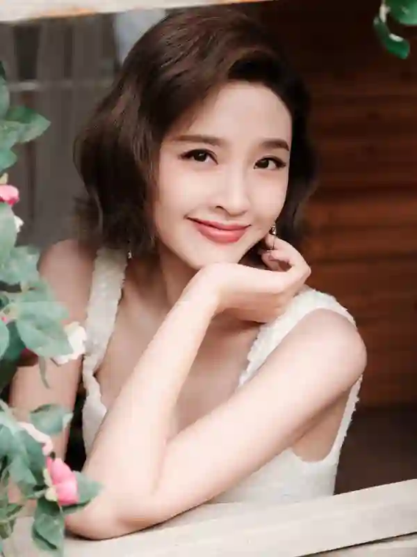 唐艺昕35岁颜值身材双在线，白包臀短裙秀美腿状态超好