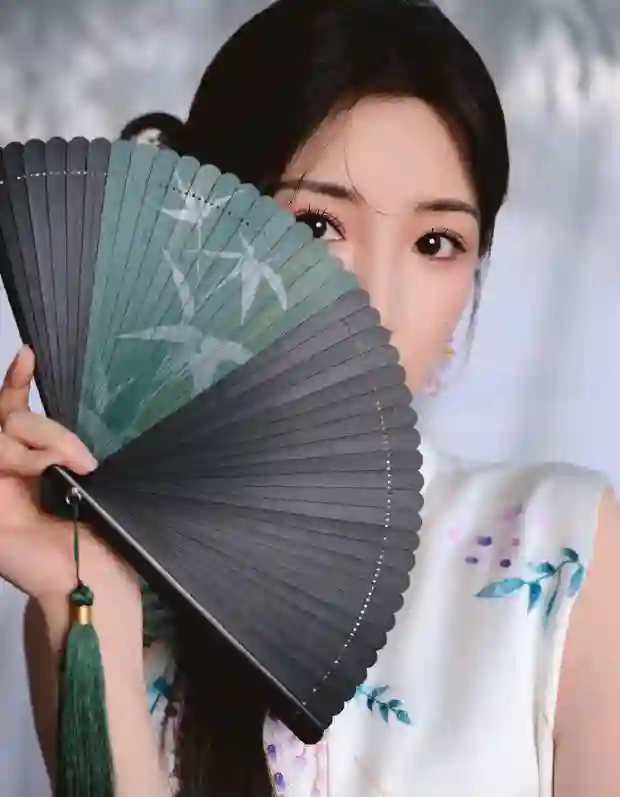 毛晓彤无袖中式上衣配紫缎半裙 东方古韵惊艳出尘