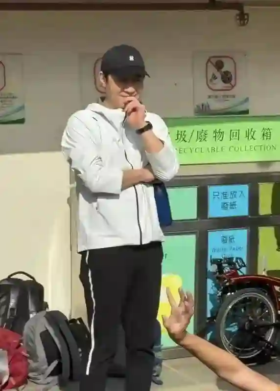 黎明现身女儿学校运动会，他58岁还年轻帅气，老婆罕见露面长相很普通！