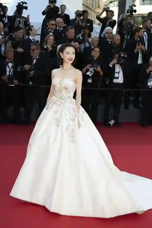 中国女星戛纳巅峰对决：她穿成东方名伶扛住生图，而她一改面相清纯变凌厉……
