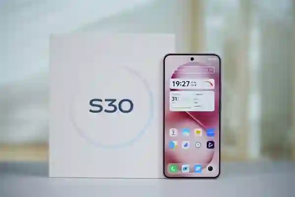 手感绝佳纯直屏，vivo S30桃桃粉图赏