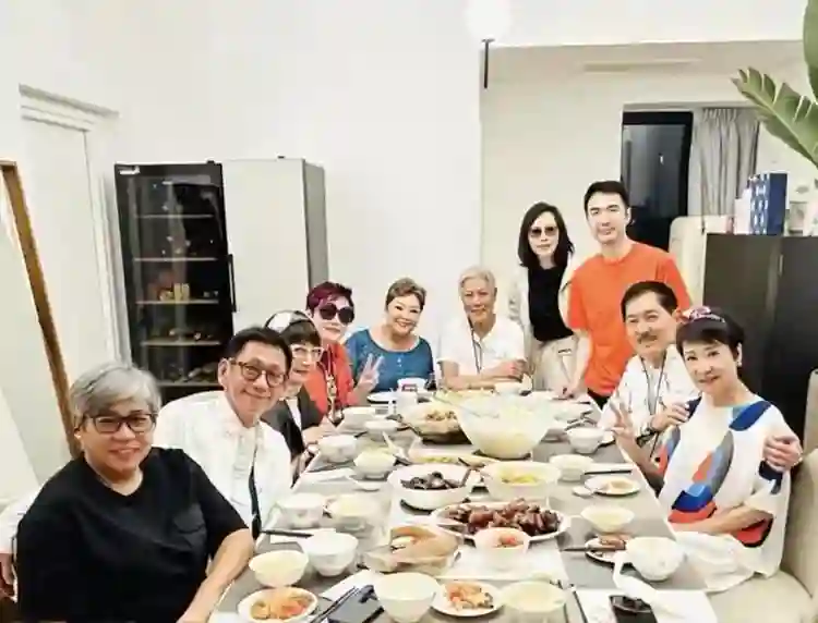 佘诗曼妈妈在家宴请众星，头发全白瘦了一圈，仍下厨做一桌家常菜