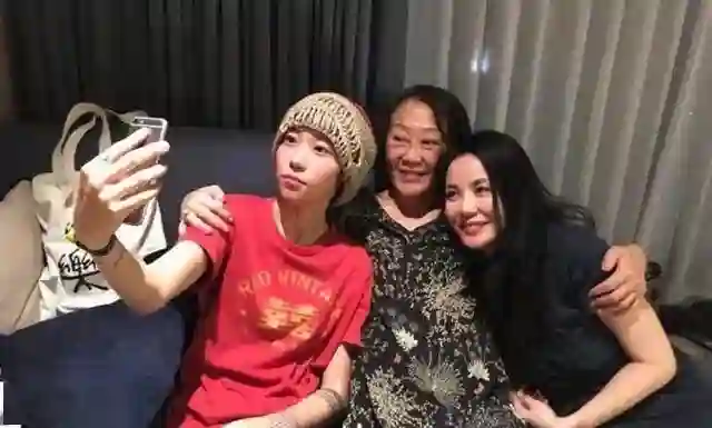 港媒放出锋菲超甜高清旧照，王菲谈谢霆锋“除了缘分还能说什么”