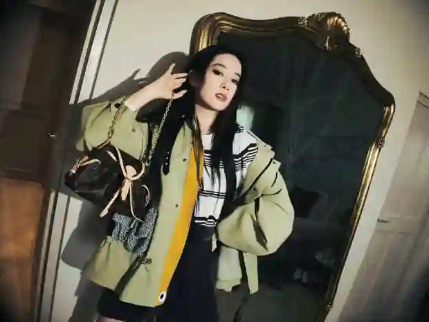 刘亦菲工装短靴搭配，演绎摩登酷飒新风采