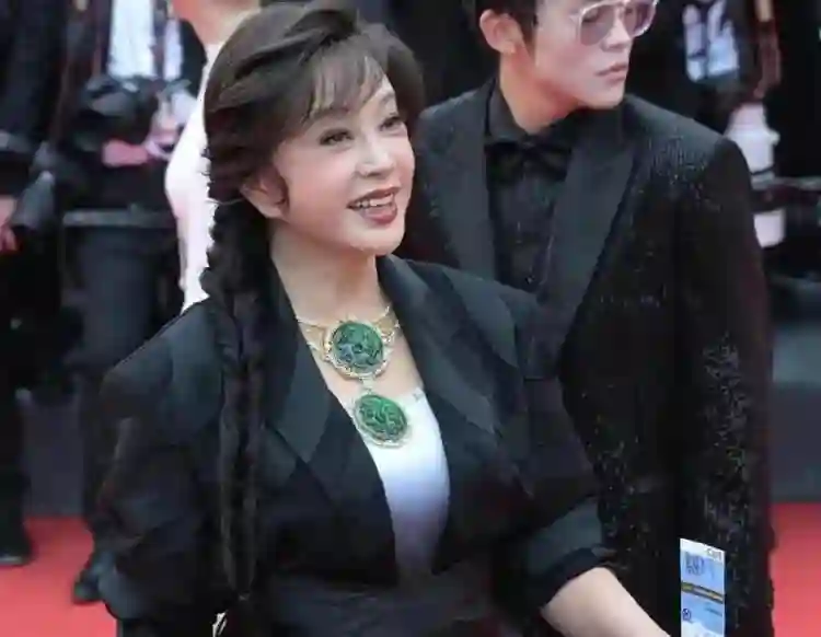 74岁刘晓庆否认偷漏税，被传百亿身家背后是无儿无女，养老钱被偷