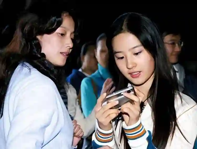 刘亦菲母亲刘晓莉：长得比女儿还漂亮，两婚两离，66岁单身也幸福