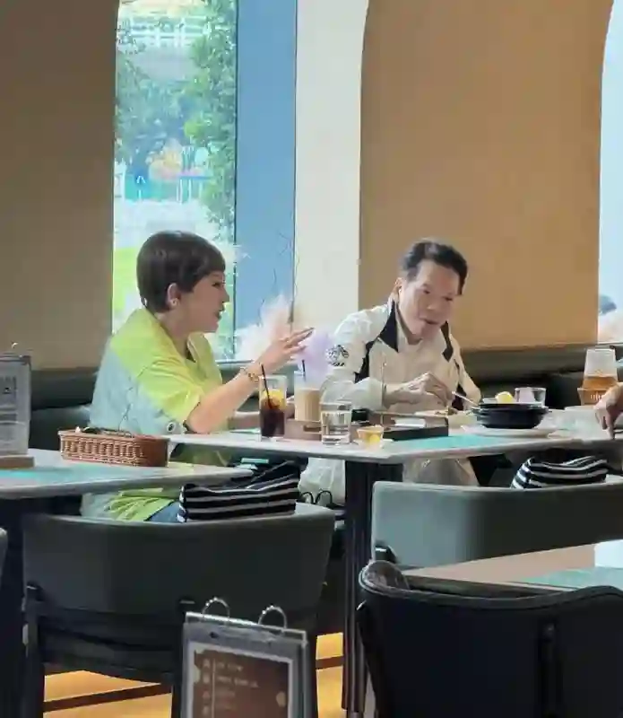 向华强现身澳门，和老婆去吃西餐，向太剪了短发，看起来一言难尽