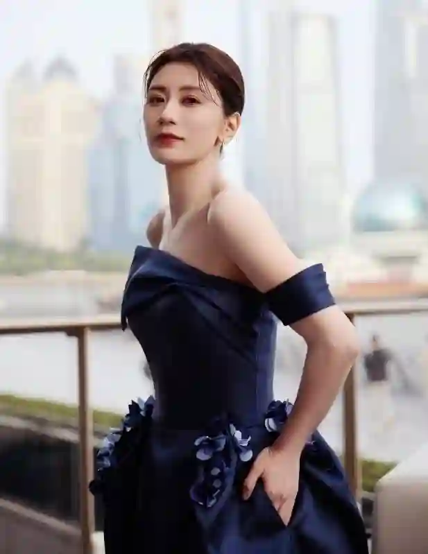贾静雯穿蓝裙秀光滑美背，气质沉稳优雅诠释熟女魅力