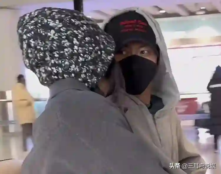 谢霆锋王菲飞日本过520，在机场一路欢声笑语不断，太甜蜜了