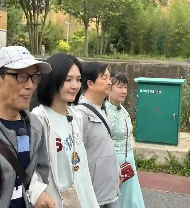 43岁谢娜回四川老家，受乡亲们夹道欢迎，爹妈看似平庸却大有来头