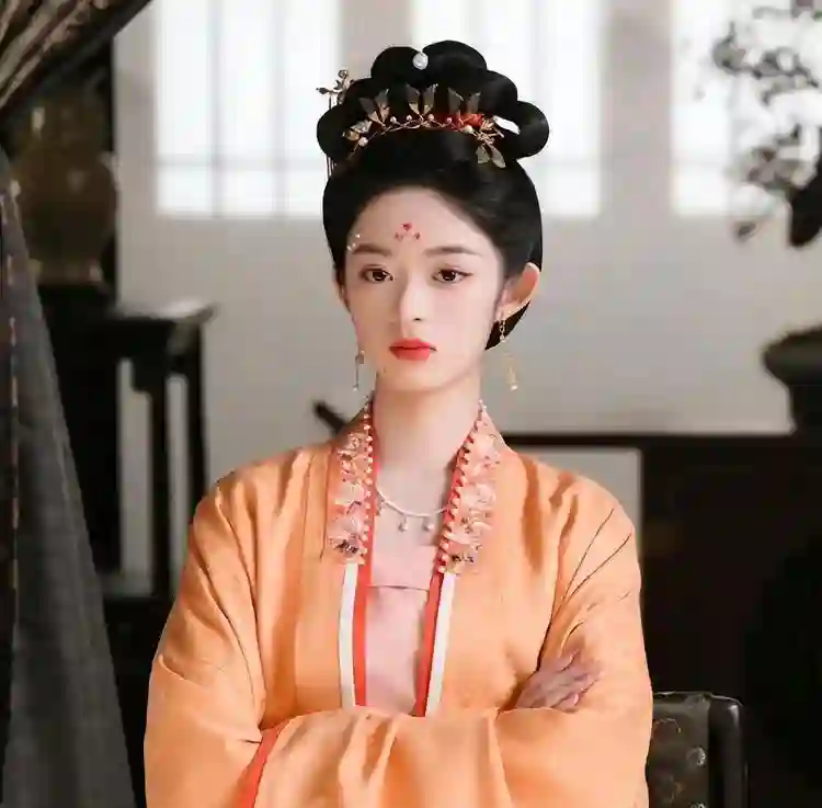 黄杨钿甜的父亲没说真话，深扒下，他的身份简直细思极恐！