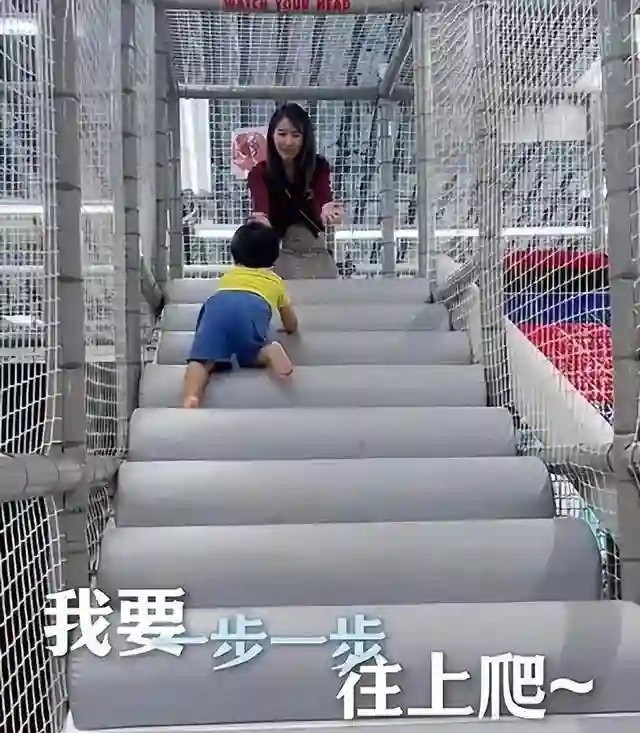 李念带三胎儿子游乐场疯玩，宝贝白白胖胖萌态百出，长得超像妈妈