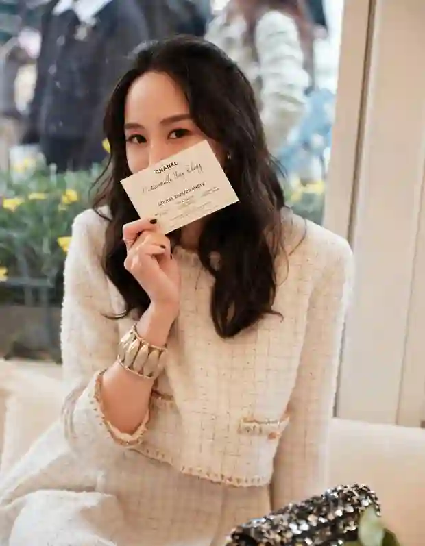 张钧甯一袭白裙小香风，阳台翻书尽显柔美风情