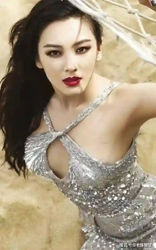 中国五大丰满女神！张雨绮沙漏腰 + 徐冬冬小麦腿，网友看呆！