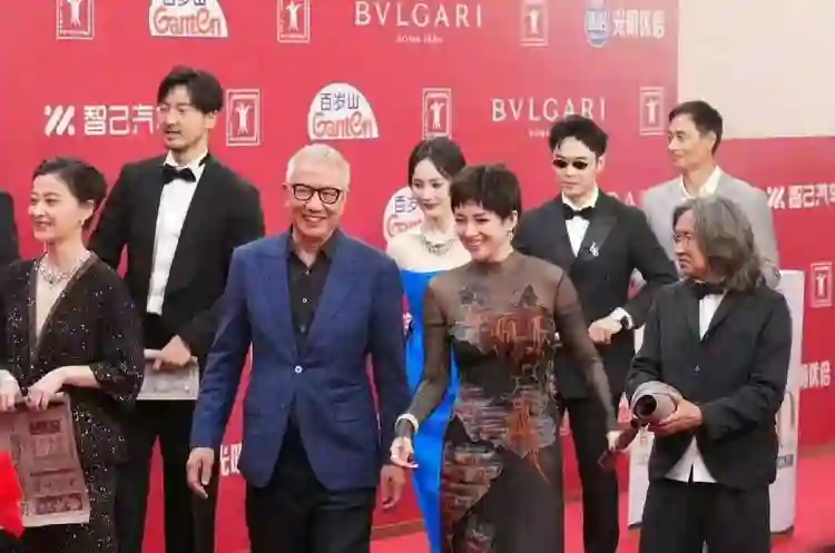 为什么赵丽颖不合群被夸刘亦菲不合群被骂？外交部的评价一针见血