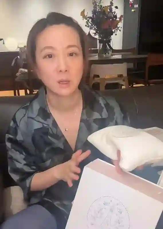 王阳老婆素颜近照，脸垮有颈纹，高斯全职主妇六年，家里干净整洁