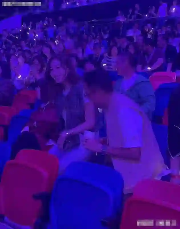 李嘉欣夫妇罕见同框！54岁脸部却紧致似少女，老公许晋亨老态明显