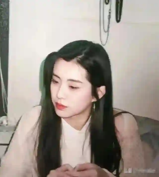 口罩眼镜齐上阵，不露真面目的王祖贤，遮掩的答案早已不言而喻
