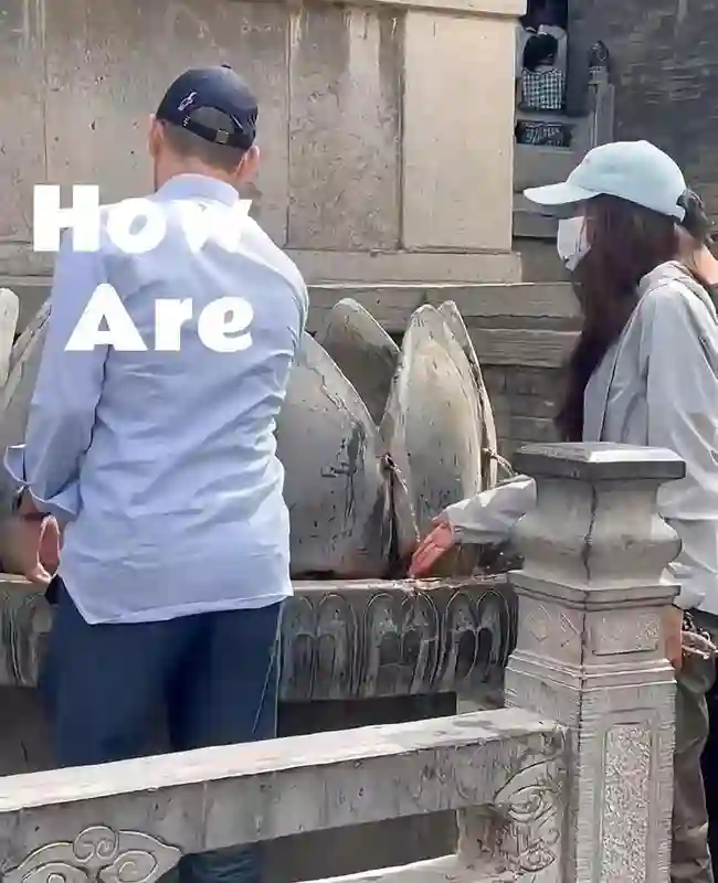 55岁莫文蔚带德国老公游西安，夫妻俩看着都年轻，互相耳语好恩爱