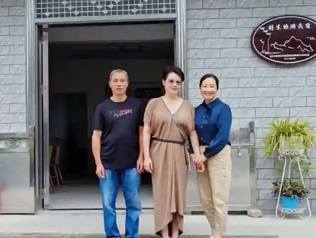 颜值回春惊艳全场，52岁袁立魅力不减，巴黎秀恩爱似少女