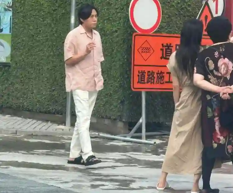 伊能静和秦昊出行，都穿着拖鞋，松弛随意，力破婚姻有变的传闻