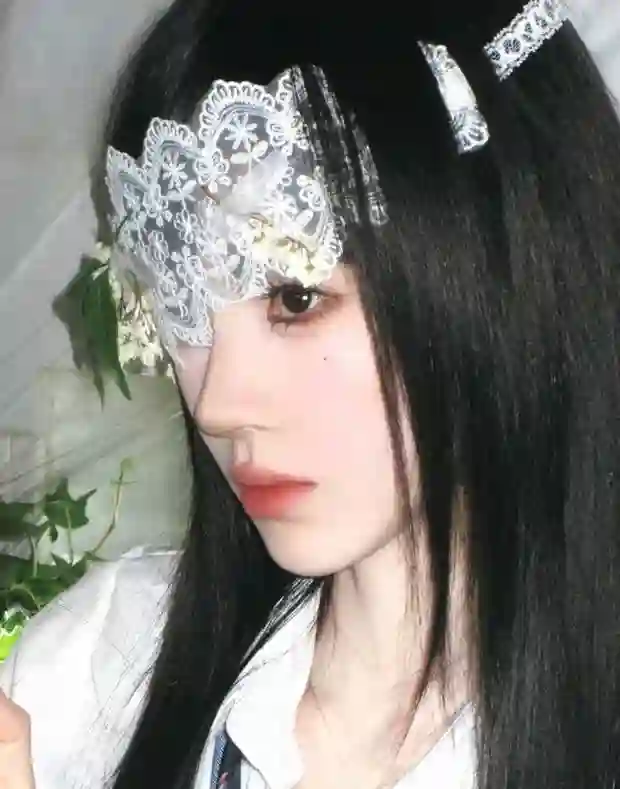 鞠婧祎解锁学院风新造型，黑发齐刘海甜酷出圈