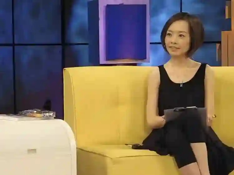 54岁鲁豫现身新加坡看演唱会，素颜出镜状态好，绯闻男友未陪同