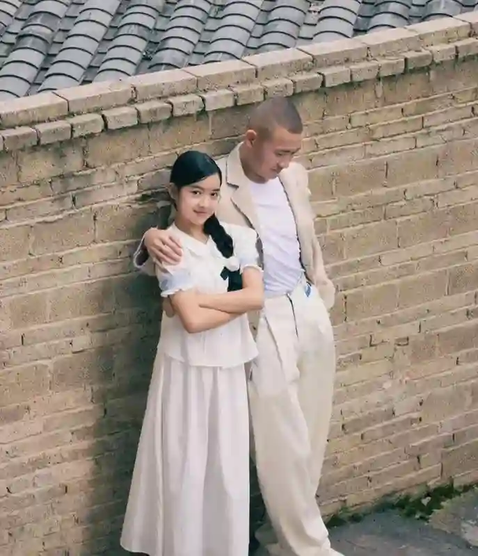 45岁聂远带女儿回老家镇远！12岁天天美上热搜，网友：最美星二代