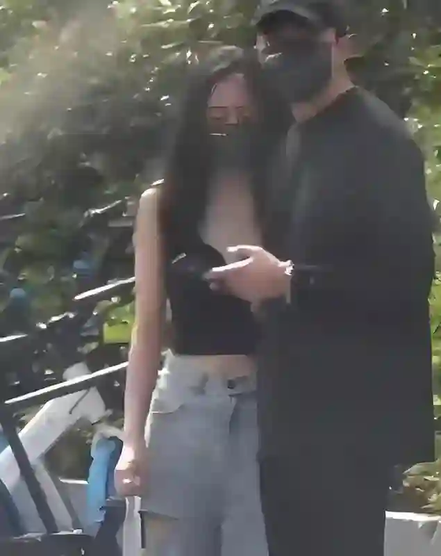 俞灏明官宣结婚！发文引争议，王晓晨沉默不回应，疑似分手求复合