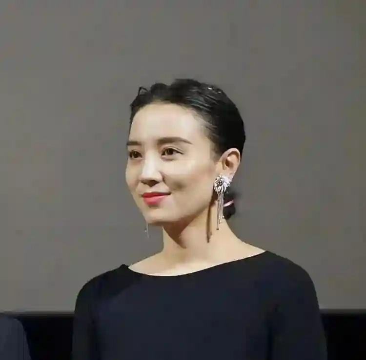 不愧是宋佳！谈帅哥、爱才子，却最终嫁给了小7岁的弟弟