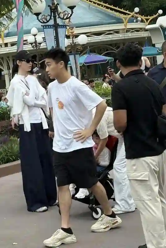 奚梦瑶一家人游迪士尼，何猷君抱着4岁女儿，4个保姆轮流照顾孩子