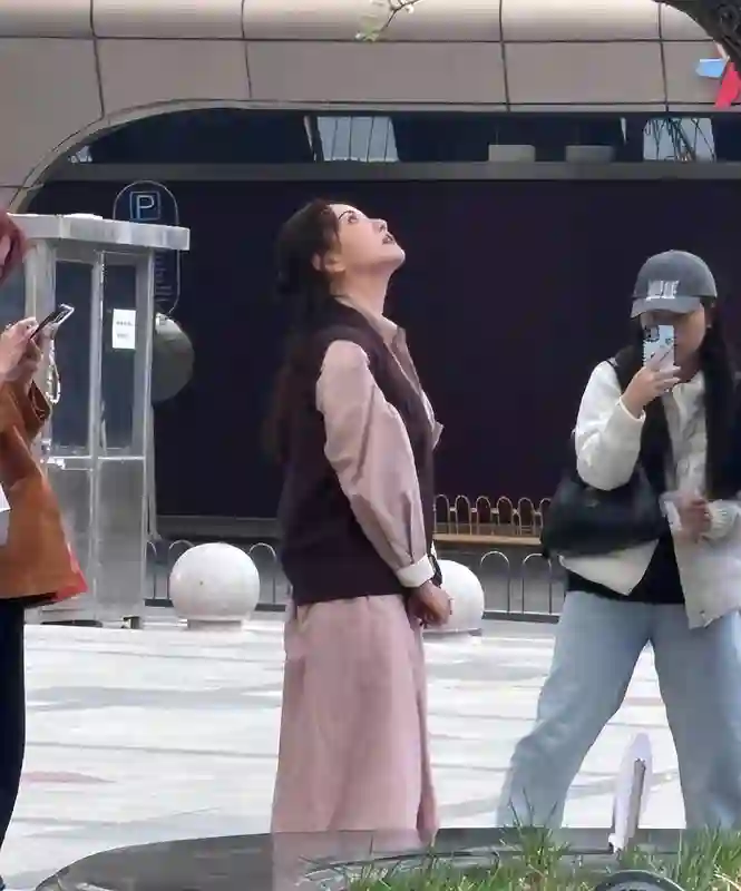 看了43岁杨蓉和26岁赵露思的近照，治好了多少人的“颜值焦虑”！