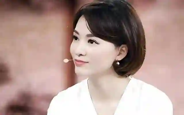 密春雷风波过后，董卿近况曝光，被搀扶走出医院 如今处境早有预兆