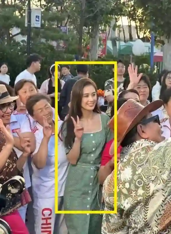 黄圣依近况曝光，打扮一言难尽，裙摆全是褶，网友：像穿了个麻袋